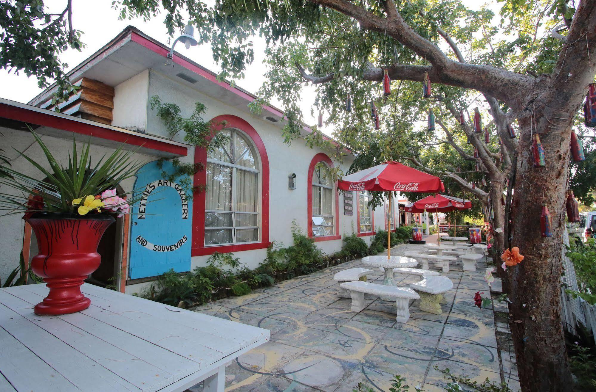 Nettie'S Different Of Nassau Casuarina'S Hotel ภายนอก รูปภาพ
